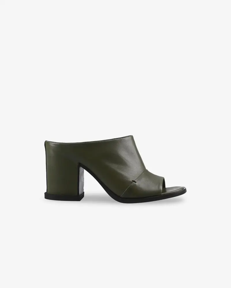 Calfskin Embedded Heel Sabot M7001a 1