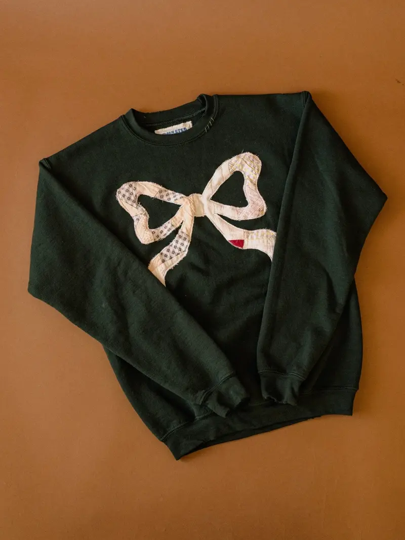 Children's X-Large Bow Quilt Applique Green Sweatshirt 1