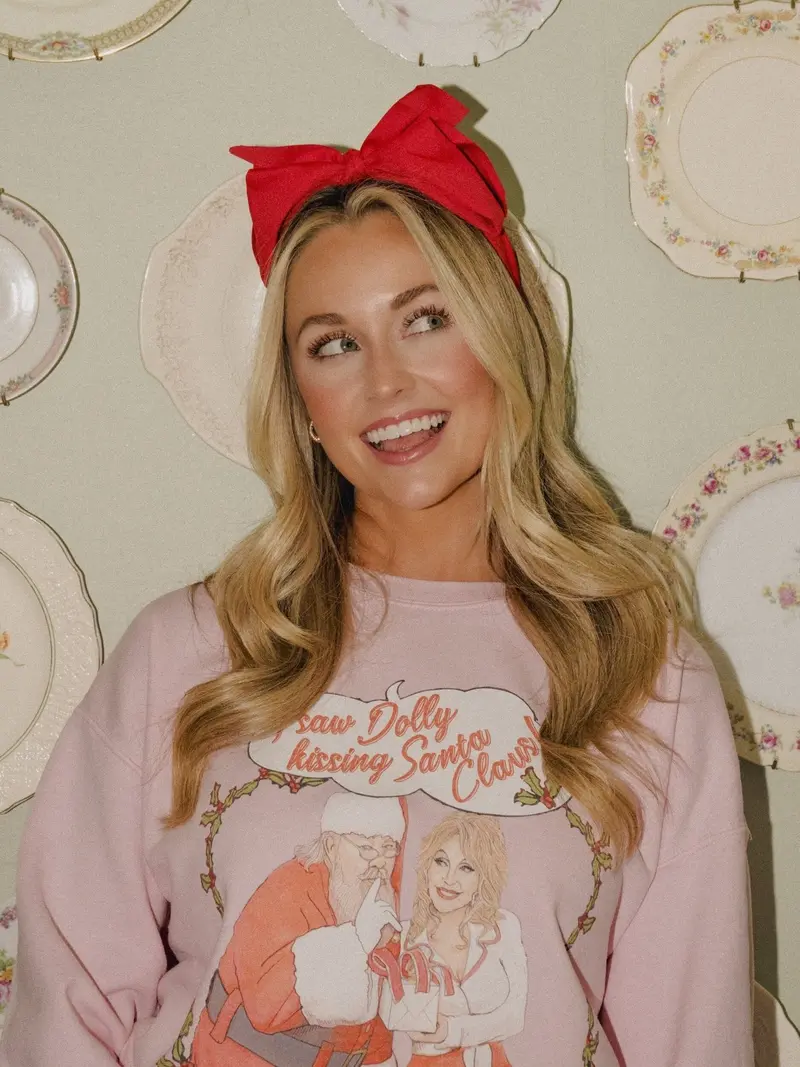 Dolly Parton I Saw Dolly Kissing Santa Pink Thrifted Sweatshirt 1