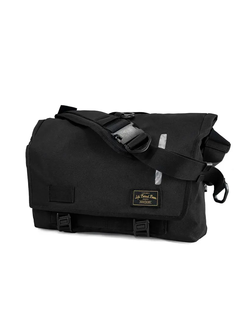 Life Behind Bars The Echelon S 22L Messenger Black 1