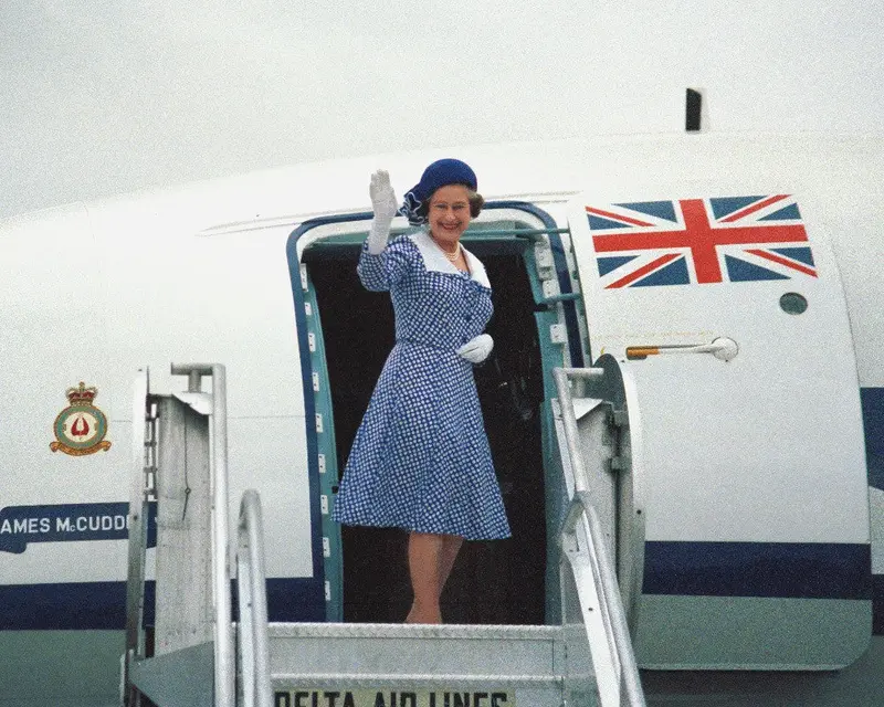 Queen Elizabeth Ii Boarding 1
